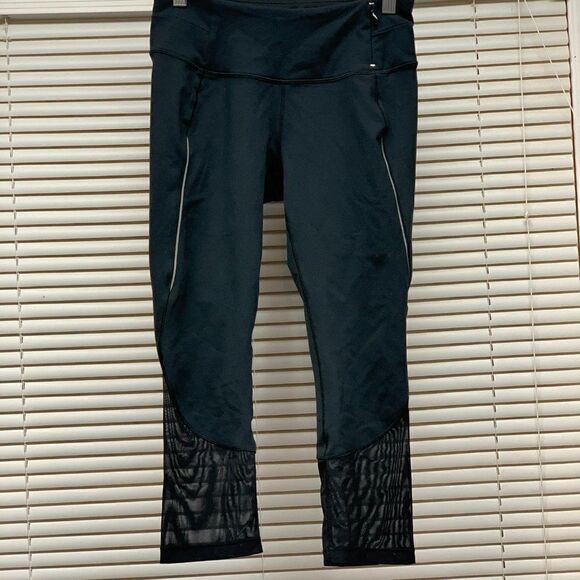 CALIA by Carrie Underwood Reflective Crop Yoga's Size Small - Picture 2 of 5